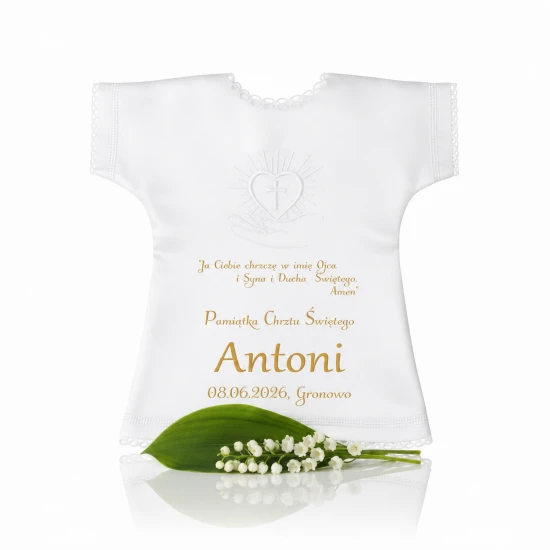 Szatka do Chrztu „Serce na dłoni” – atłasowa koszulka z koronką laserową
