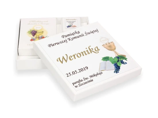Książeczka i różaniec w eleganckim pudełeczku z imieniem BIEL