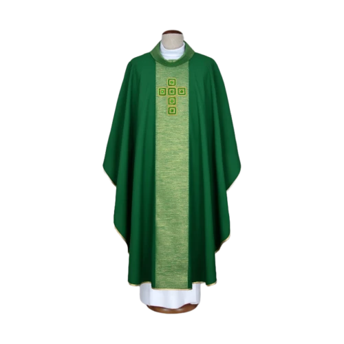 Ornat z haftami i ozdobnymi kamieniami, na eleganckich pasach zdobionych złotą nicią