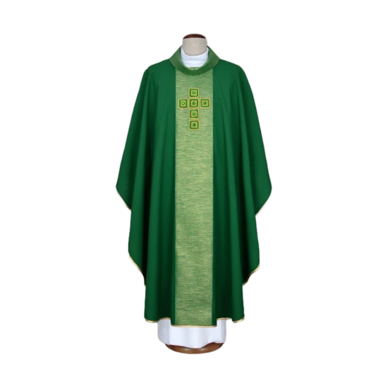 Ornat z haftami i ozdobnymi kamieniami, na eleganckich pasach zdobionych złotą nicią