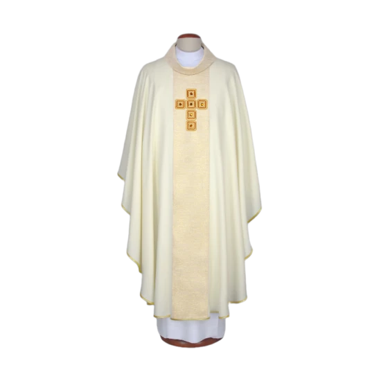 Ornat z haftami i ozdobnymi kamieniami, na eleganckich pasach zdobionych złotą nicią