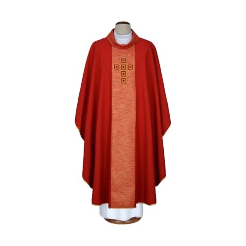Ornat z haftami i ozdobnymi kamieniami, na eleganckich pasach zdobionych złotą nicią