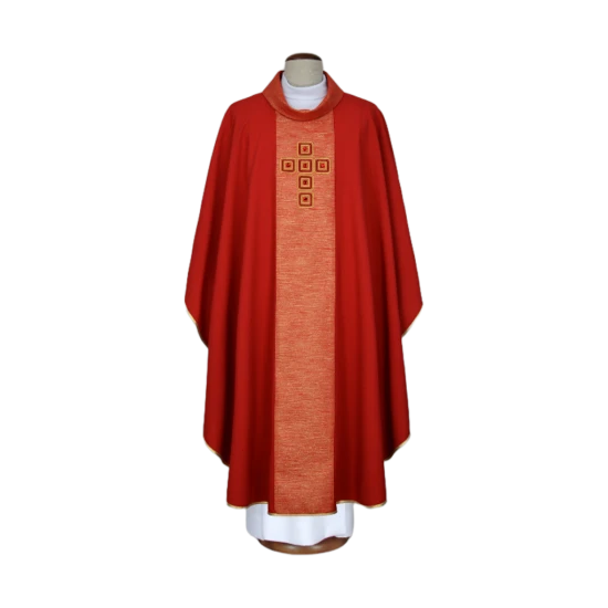 Ornat z haftami i ozdobnymi kamieniami, na eleganckich pasach zdobionych złotą nicią
