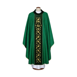 Ornat zielony z tkaniny adamaszkowej z ornamentem roślinnym
