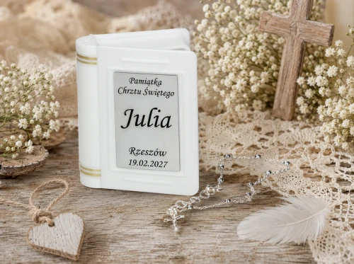 Personalizowany grawer z imieniem dziecka, miejscowością i datą uroczystości.