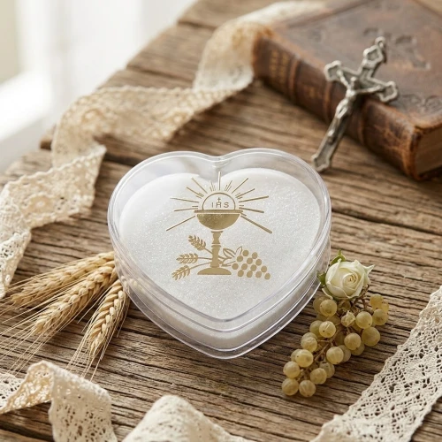 Przezroczysta pokrywka została ozdobiona złotym nadrukiem o tematyce eucharystycznej.