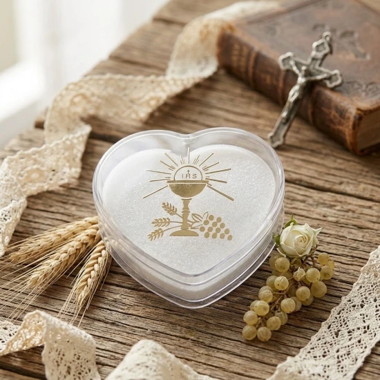 Przezroczysta pokrywka została ozdobiona złotym nadrukiem o tematyce eucharystycznej.