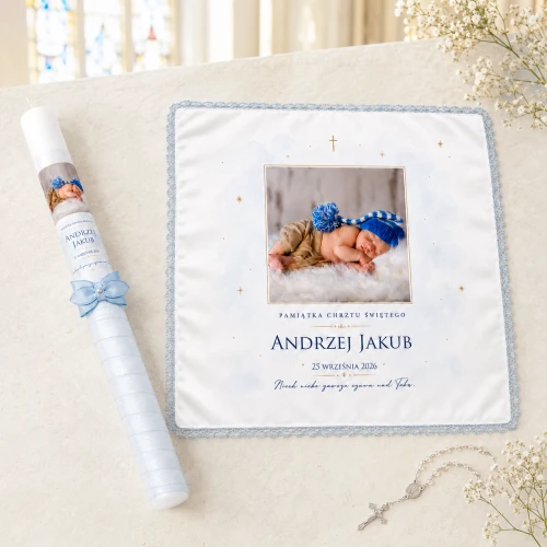Personalizowany zestaw do Chrztu Anielskie Niebo™ Błękit – świeca i szatka ze zdjęciem