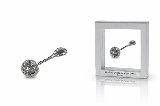 Srebrna grzechotka próby 925 w ramce 3D z personalizowanym grawerem – wyjątkowa pamiątka dla dziecka.