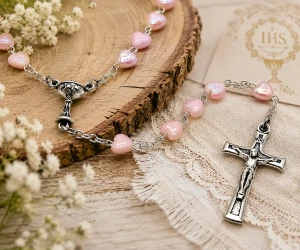 Różaniec komunijny różowe serduszka IHS, Komunia, 6mm 