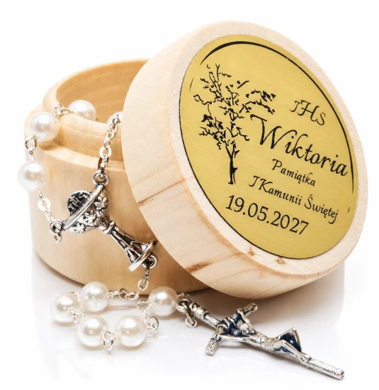 Różaniec komunijny w drewnianym pudełeczku z personalizowanym grawerem – wyjątkowa pamiątka Pierwszej Komunii Świętej.