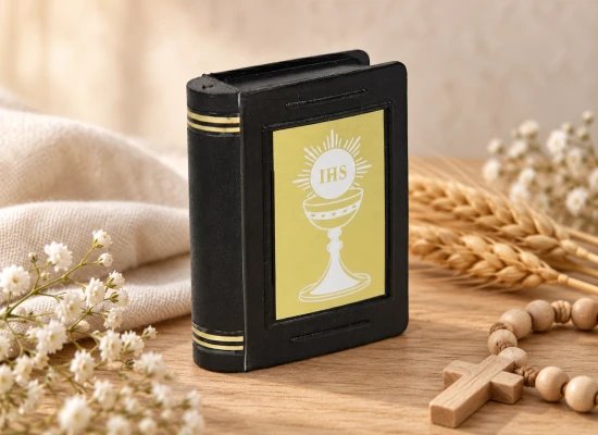 Front pudełka zdobi złoty panel z symbolem IHS i kielichem eucharystycznym.