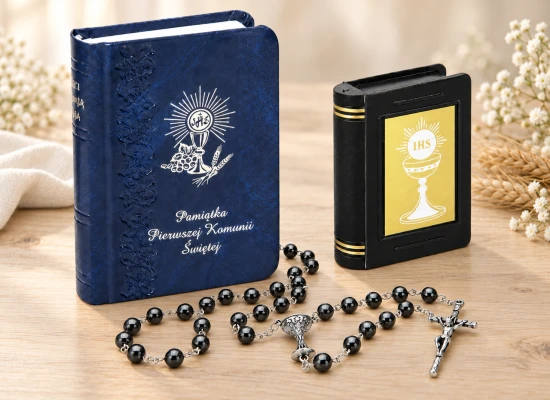 Granatową okładkę modlitewnika zdobią złote symbole eucharystyczne.