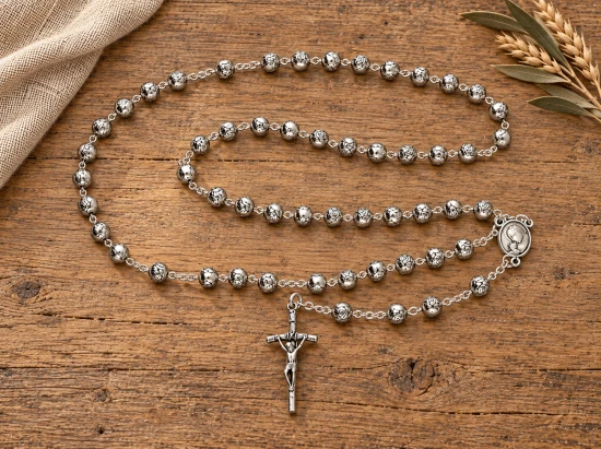 Okrągłe paciorki o średnicy 6 mm połączono za pomocą metalowych ogniw.