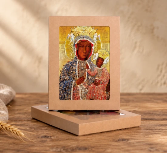 Złocenia i dekoracyjne detale zdobią szaty Maryi oraz Dzieciątka.