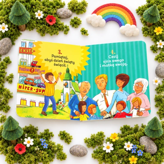 Książeczka ma 10 kartonowych stron z krótkimi tekstami i ilustracjami.