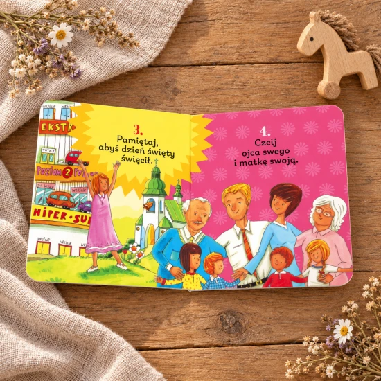 Niewielki format 10,2 × 12 cm jest wygodny do trzymania przez małe ręce.