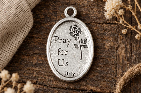 Na rewersie umieszczono różę i angielski napis „Pray for Us”.