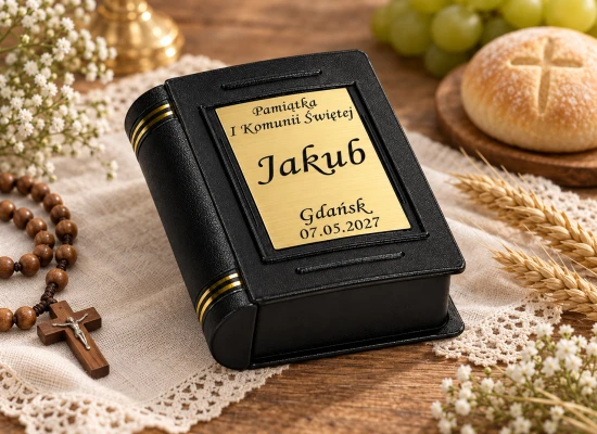Pudełko ma formę niewielkiej książeczki ze złotymi paskami przy grzbiecie.
