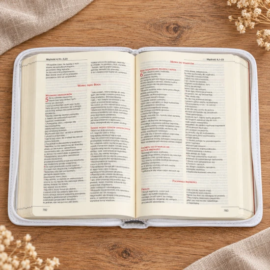 Biała Biblia w oprawie z ekoskóry ze złotym tytułem, symbolem ryby i dedykacją.
