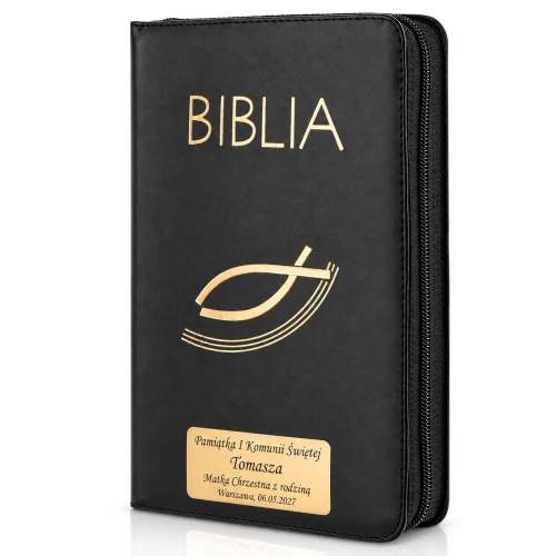 Czarna Biblia w oprawie z ekoskóry z suwakiem, symbolem ryby i dedykacją.