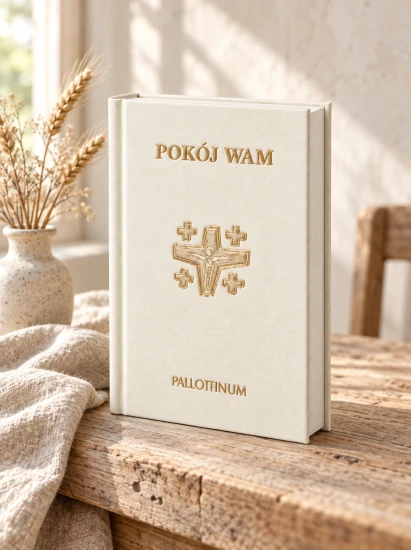 Przednią okładkę zdobi złoty motyw krzyża oraz nazwa wydawnictwa Pallottinum.