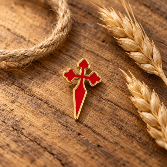 Wydłużone dolne ramię nadaje przypince charakterystyczny kształt.
