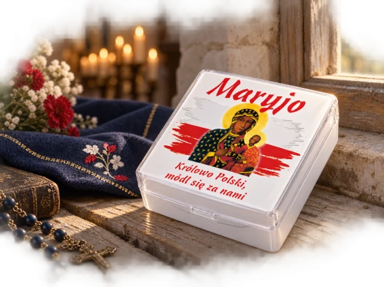 Kompaktowe pudełeczko z zatrzaskiem przeznaczone do przechowywania różańca.