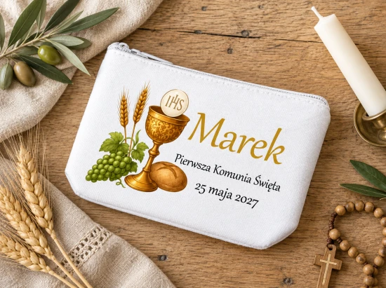 Kompaktowe etui komunijne o wymiarach 8,5 × 6,8 cm.