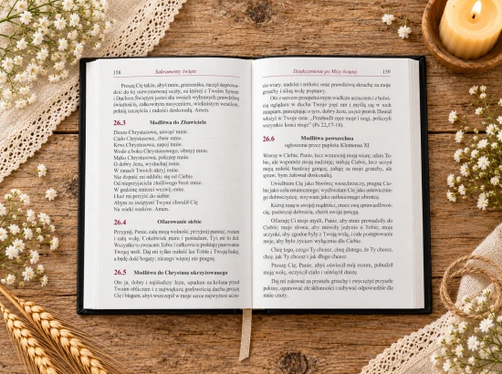 Okładkę zdobi złoty motyw nawiązujący do Eucharystii.
