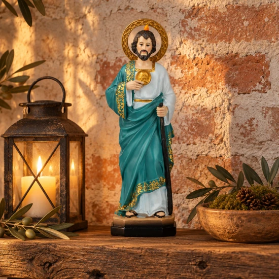 Figurka z aureolą, płomieniem, medalionem i laską.