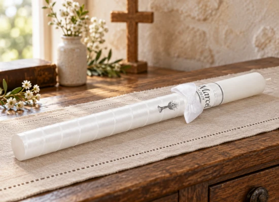 Biało-srebrna świeca przeznaczona do liturgii komunijnej.
