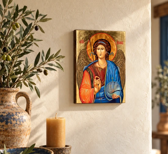 Widok z boku pokazuje grubość deski olchowej oraz wykończone krawędzie ikony.
