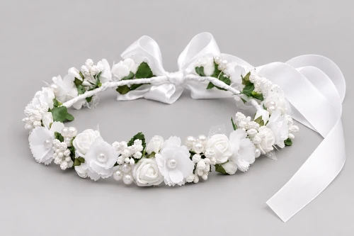 Subtelne perełki nadają wiankowi elegancji i sakramentalnego charakteru.