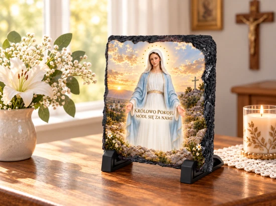 Matka Boża Królowa Pokoju – fotogranit 14 × 14 cm z podstawką w aranżacji