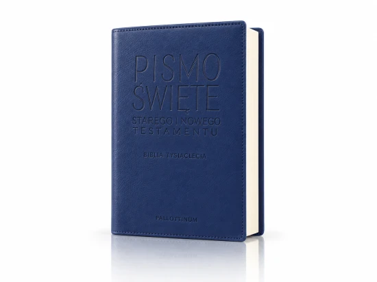 Biblia Pielgrzyma w granatowej ekooprawie z tłoczonym tytułem.