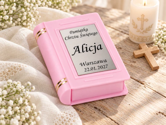 Przednia część pudełka z napisem „Pamiątka Chrztu Świętego”.