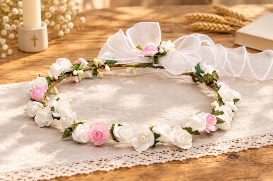 Zwiewna kokarda z organzy dodaje całości elegancji.