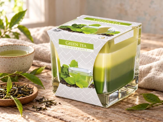 Obwolutę zdobią liście i filiżanka naparu oraz oznaczenie zapachu Green Tea.