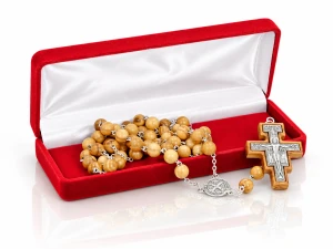 Różaniec z drzewa oliwnego z krzyżem San Damiano i medalem św. Benedykta w etui