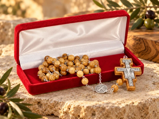 Różaniec z drzewa oliwnego z krzyżem San Damiano i medalem św. Benedykta
