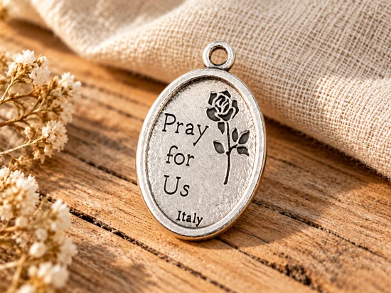 Na rewersie umieszczono różę oraz napis „Pray for Us”.