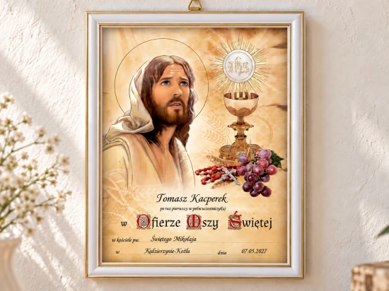 Przykładowo wypisana pamiątka komunijna zawieszona na jasnej ścianie.