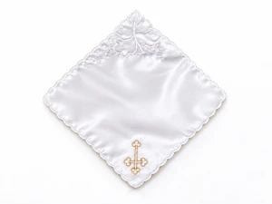 Atłasowa chusteczka komunijna ze złotym krzyżem i haftem winorośli – 20 × 20 cm