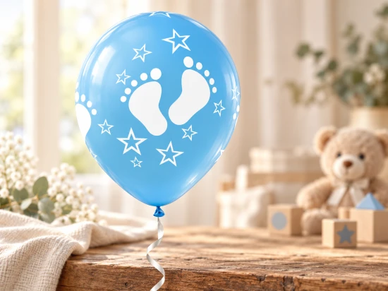 Balony ułożone w bukiet tworzą niebiesko-białą kompozycję dekoracyjną.