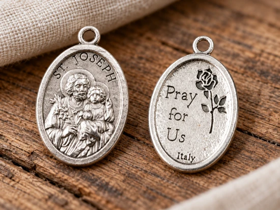Owalne obramowanie otacza wypukły wizerunek i napis „ST. JOSEPH”.