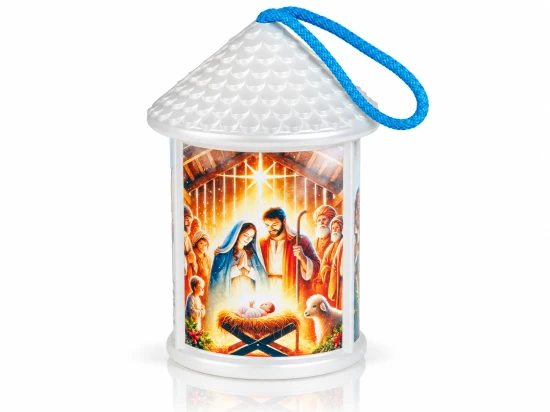 Biały lampion ze sceną Narodzenia, fakturowanym daszkiem i niebieskim sznureczkiem na białym tle.