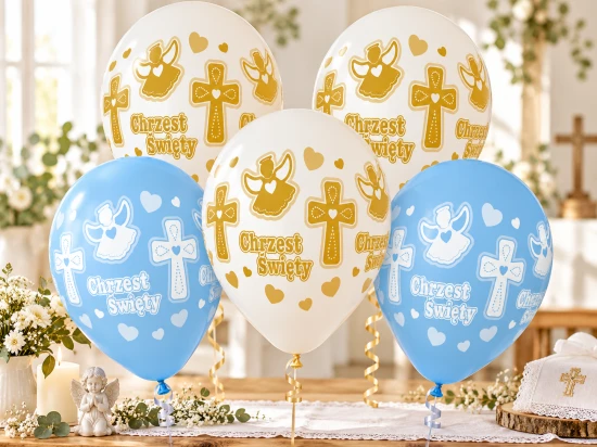 Biało-niebieskie balony z napisem „Chrzest Święty” w jasnej aranżacji z kwiatami i figurką anioła.