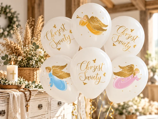 Balony z aniołkami w złotej, błękitnej i różowej szacie obok komody ze świecą i kwiatami.