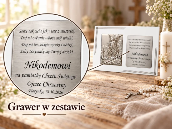 Powiększenie tabliczki z przykładowym grawerem umieszczonej obok wizerunku Anioła Stróża.
